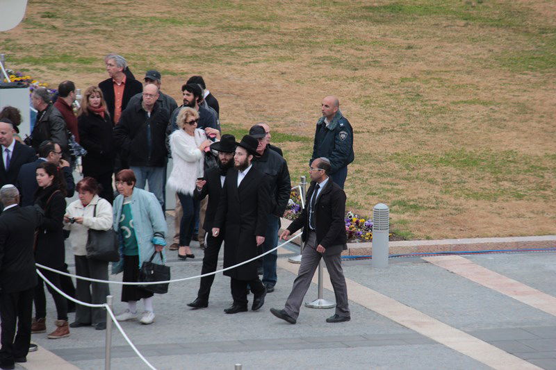 צפו בתיעוד: גם חרדים הגיעו להיפרד מאריאל שרון