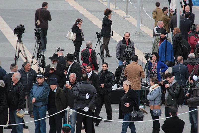 צפו בתיעוד: גם חרדים הגיעו להיפרד מאריאל שרון