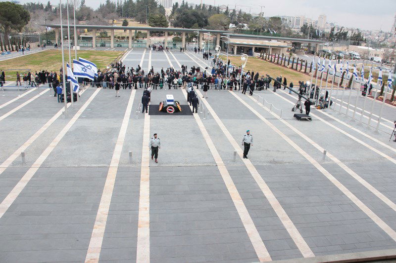 צפו בתיעוד: גם חרדים הגיעו להיפרד מאריאל שרון