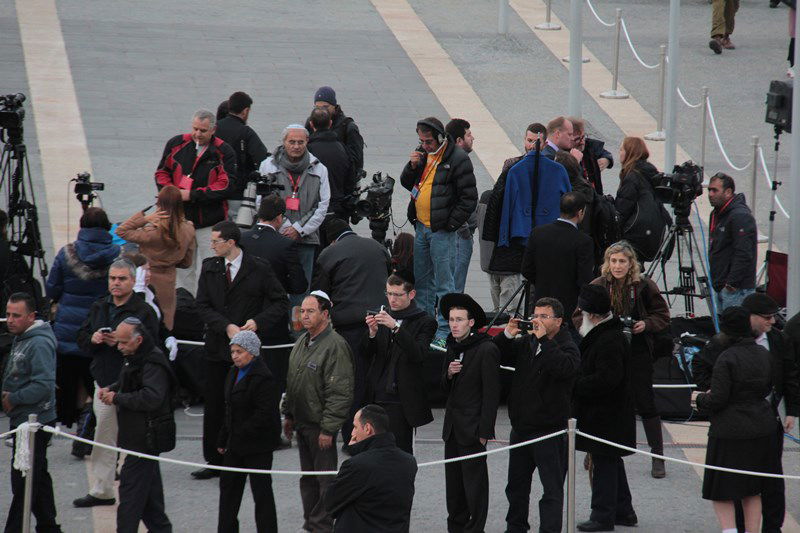 צפו בתיעוד: גם חרדים הגיעו להיפרד מאריאל שרון