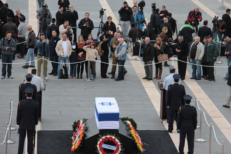 צפו בתיעוד: גם חרדים הגיעו להיפרד מאריאל שרון