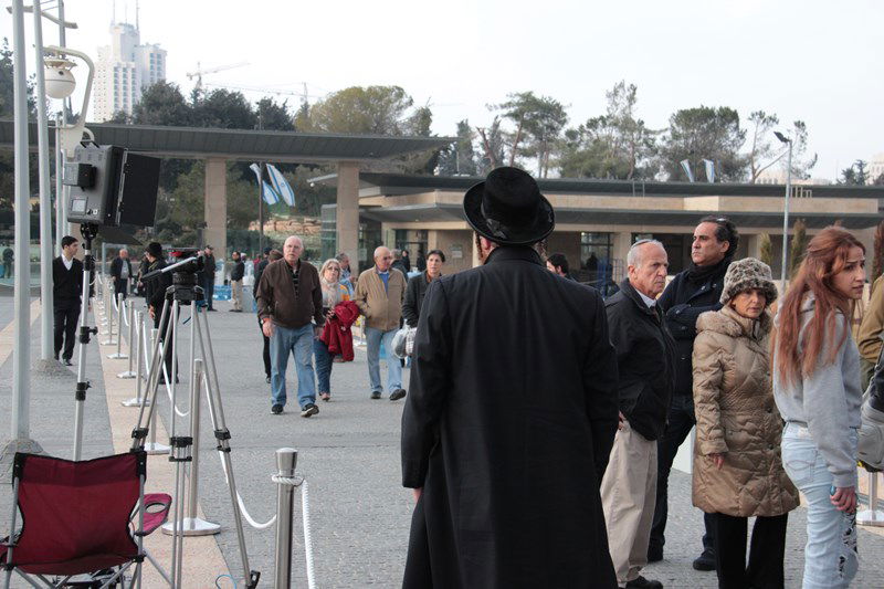 צפו בתיעוד: גם חרדים הגיעו להיפרד מאריאל שרון