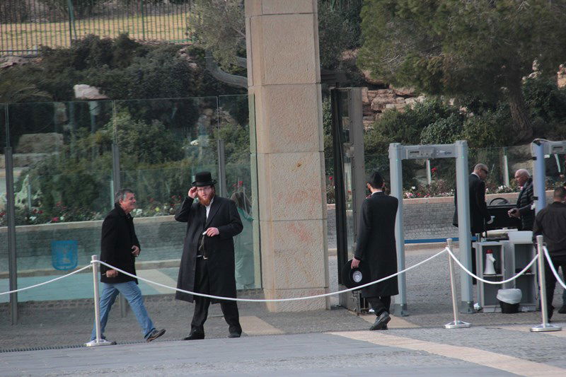 צפו בתיעוד: גם חרדים הגיעו להיפרד מאריאל שרון