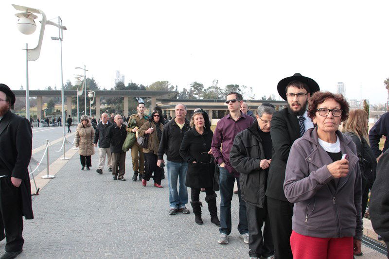 צפו בתיעוד: גם חרדים הגיעו להיפרד מאריאל שרון