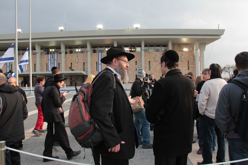 צפו בתיעוד: גם חרדים הגיעו להיפרד מאריאל שרון