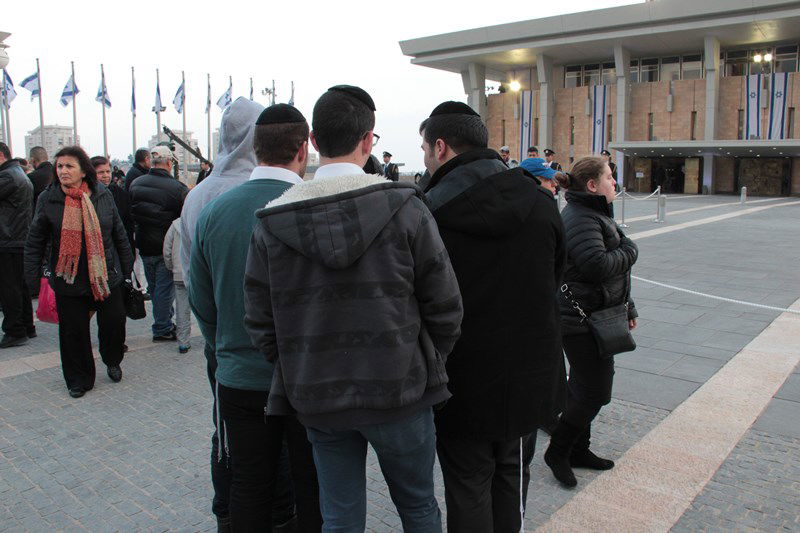 צפו בתיעוד: גם חרדים הגיעו להיפרד מאריאל שרון