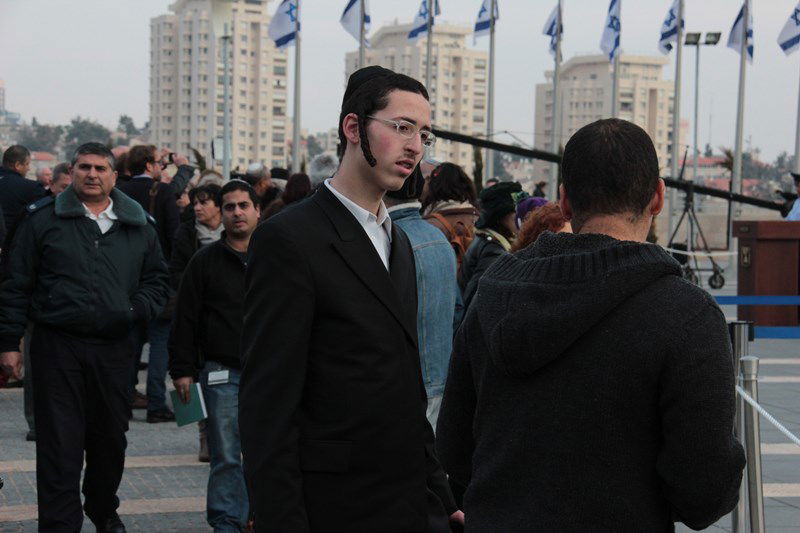 צפו בתיעוד: גם חרדים הגיעו להיפרד מאריאל שרון
