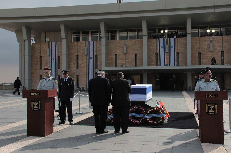 צפו בתיעוד: גם חרדים הגיעו להיפרד מאריאל שרון