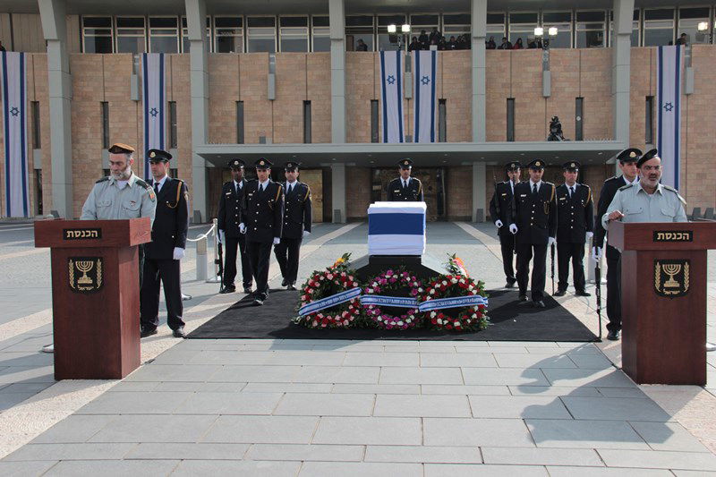 צפו בתיעוד: גם חרדים הגיעו להיפרד מאריאל שרון