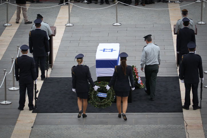 נפרדים מאריאל שרון • גלריה