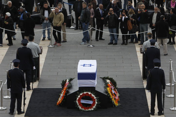 נפרדים מאריאל שרון • גלריה