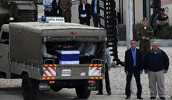 ארונו של שרון, מימין: בניו עומרי וגלעד