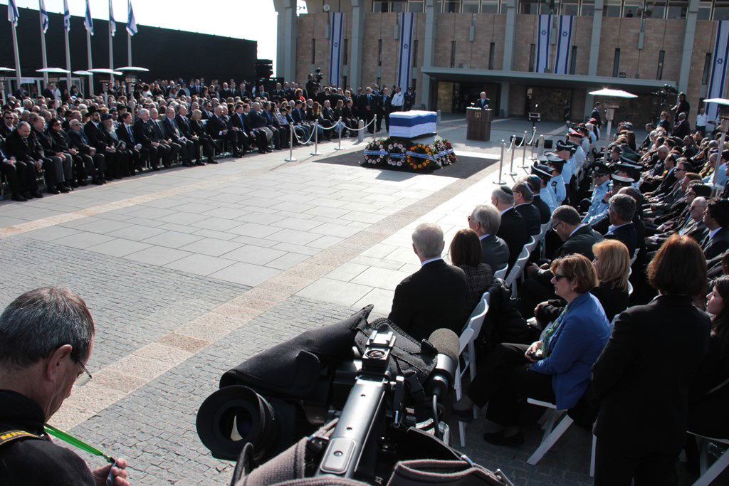 האשכבה: הרבנים הראשיים נשאו תפילה בשירת הזמרת
