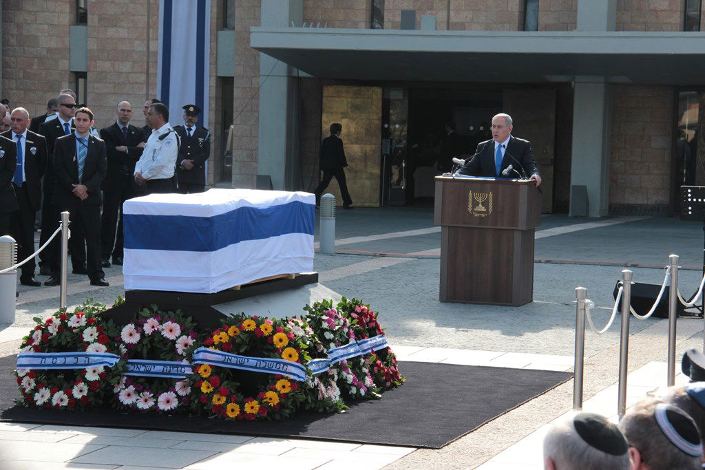 האשכבה: הרבנים הראשיים נשאו תפילה בשירת הזמרת