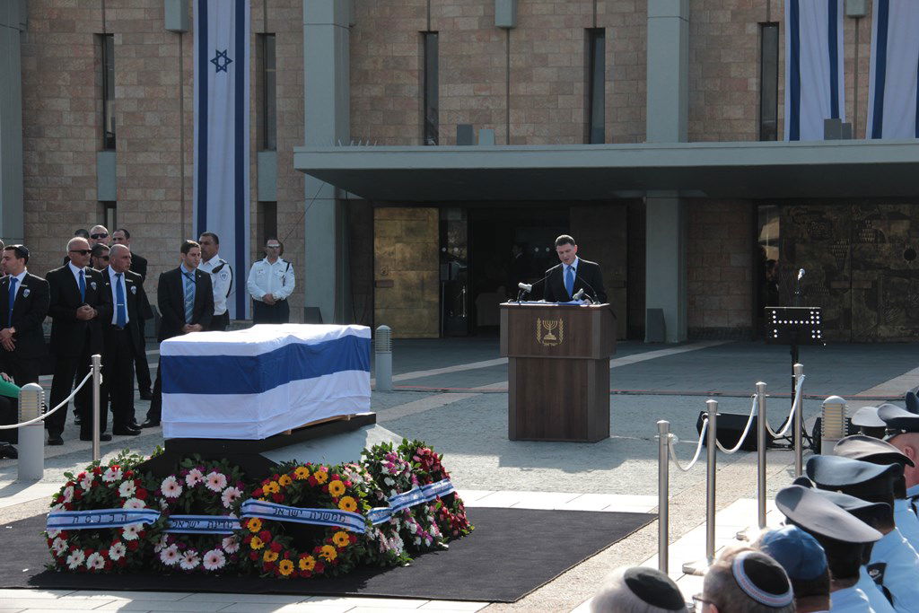 האשכבה: הרבנים הראשיים נשאו תפילה בשירת הזמרת