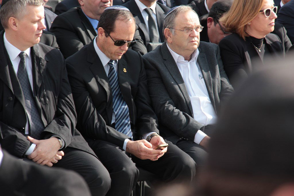 האשכבה: הרבנים הראשיים נשאו תפילה בשירת הזמרת