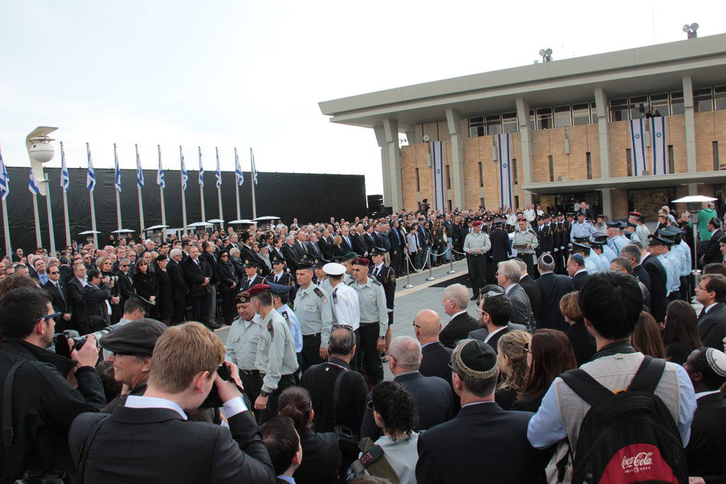 האשכבה: הרבנים הראשיים נשאו תפילה בשירת הזמרת