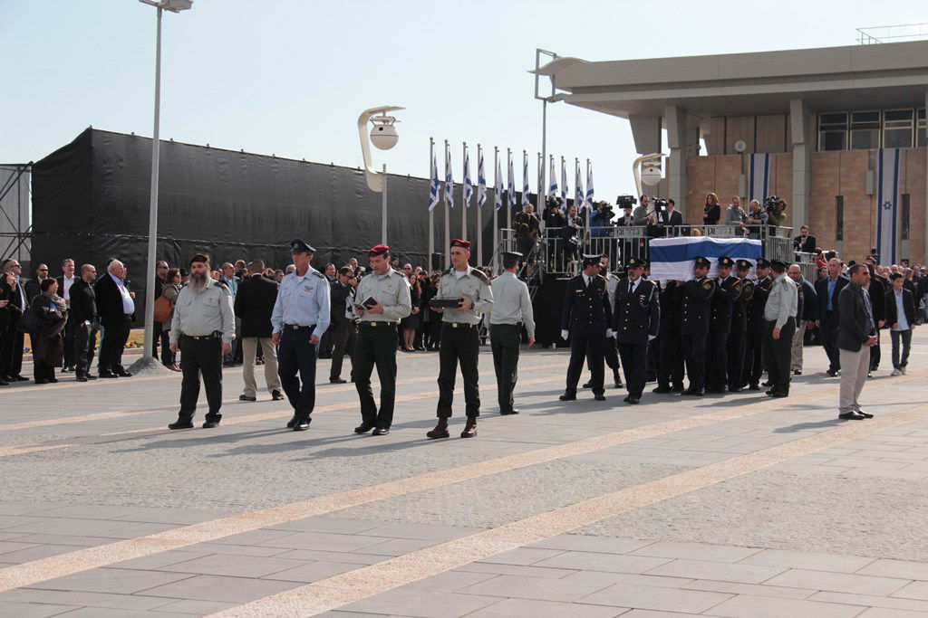 האשכבה: הרבנים הראשיים נשאו תפילה בשירת הזמרת