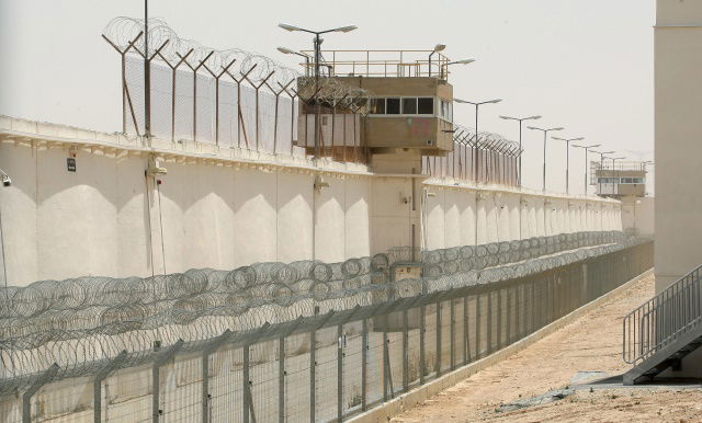 הבן האסיר לא נפרד מאמו החולה בגלל ביורוקרטיה