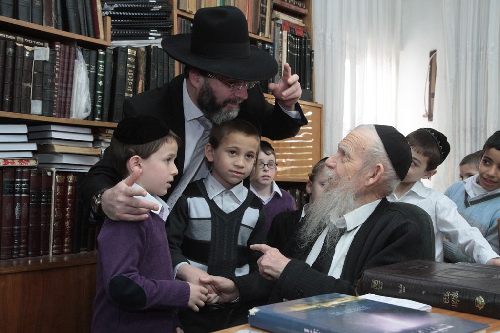 מבית שמש לבתי גדולי ישראל  בבני-ברק • תיעוד