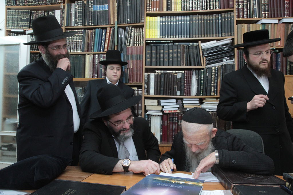 מבית שמש לבתי גדולי ישראל  בבני-ברק • תיעוד