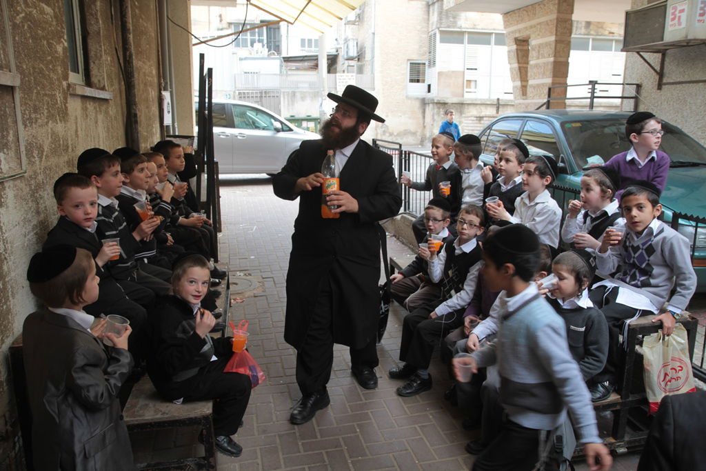 מבית שמש לבתי גדולי ישראל  בבני-ברק • תיעוד