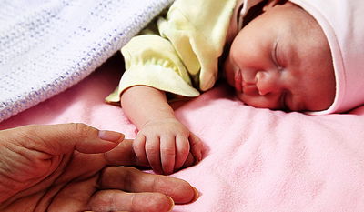 בואו לסייע: תינוקת נלקחה מהוריה ארבעה ימים לאחר שנולדה