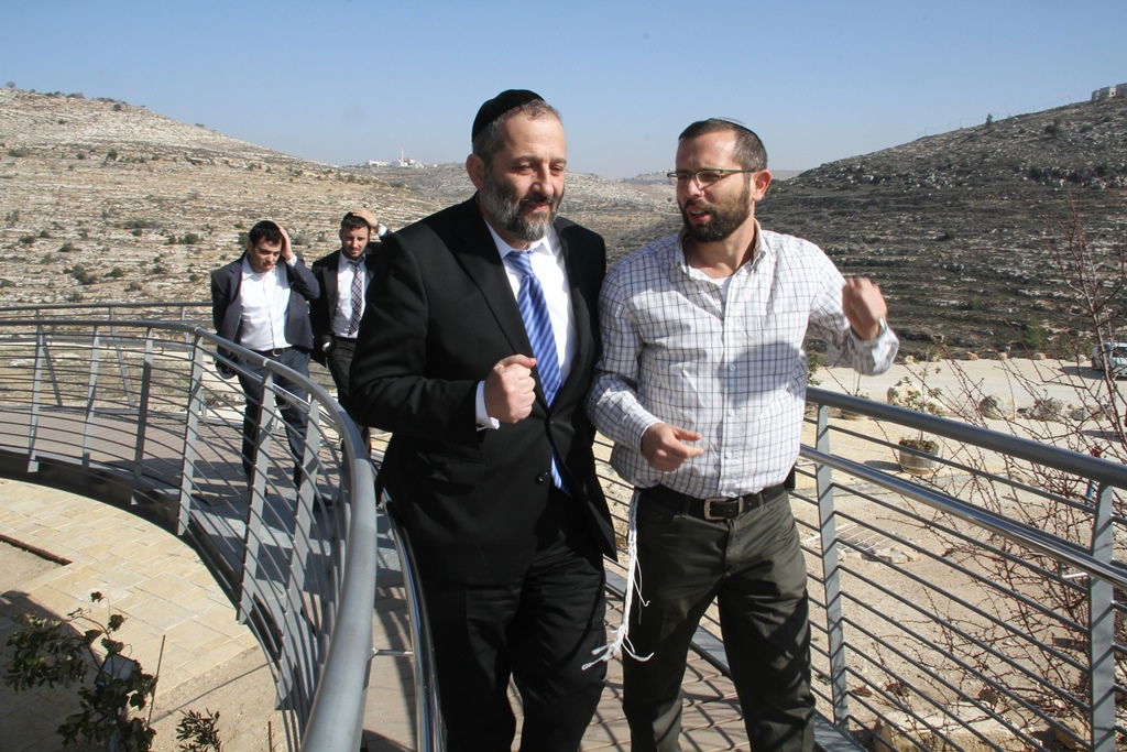 דרעי ביקר אצל המתנחלים בשומרון: "זו הארץ שלנו"