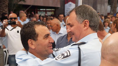 ארביב (משמאל) עם מפכ"ל המשטרה