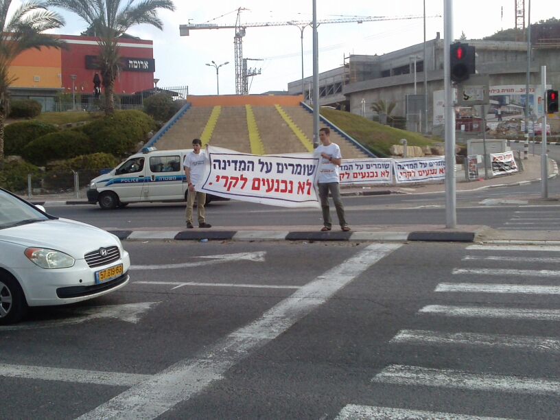 בעשרות צמתים בארץ: הפגנות נגד ג'ון קרי