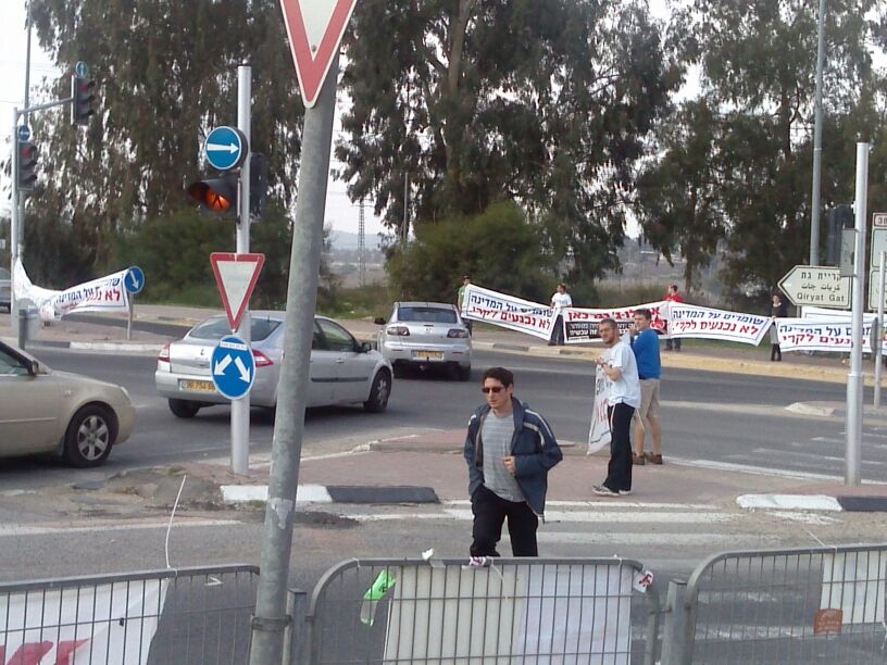 בעשרות צמתים בארץ: הפגנות נגד ג'ון קרי