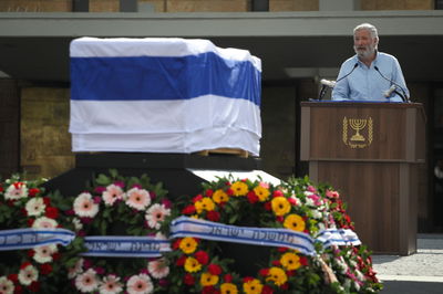 זמביש מספיד את שרון