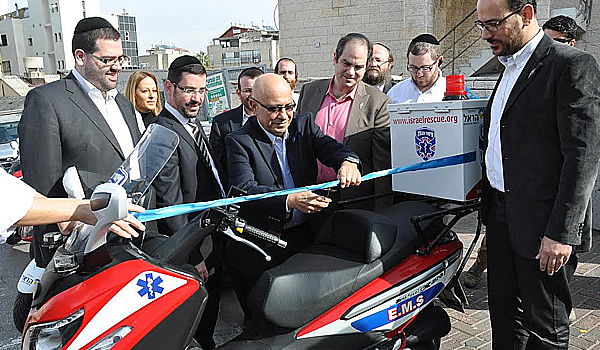 דגן לצד אופנוע של איחוד הצלה