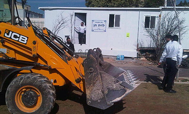 הטרקטור בפתח בית הכנסת, הבוקר