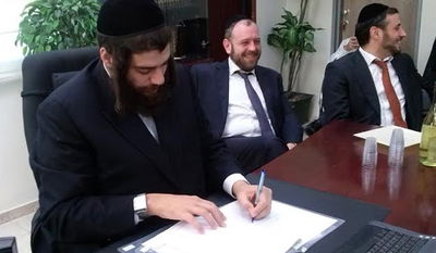 ראש העיר ישראל פרוש חותם על ההסכם