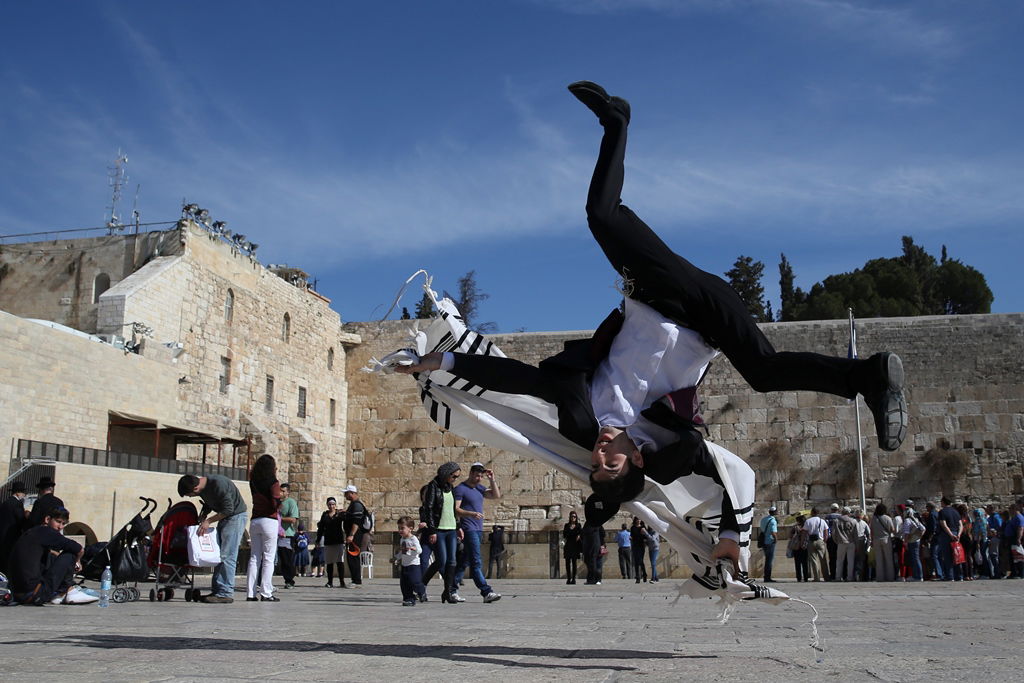 תמונות: אומנות לחימה ברזילאית בסמטאות ירושלים