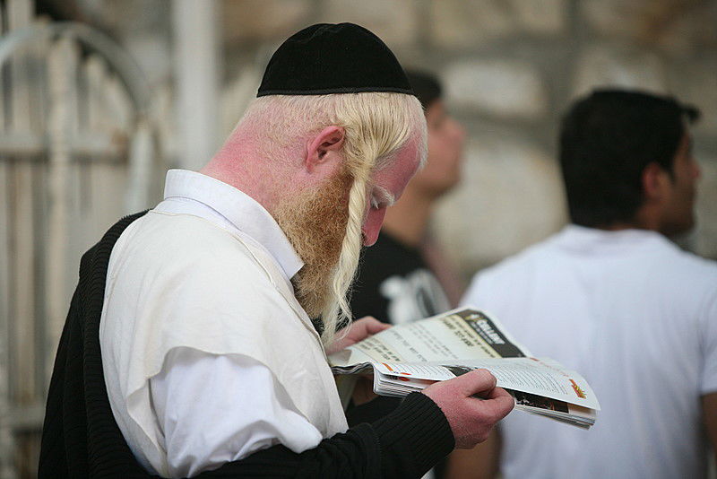 הפרינט גוסס? מגזיני תמונות האדמו"רים הולכים וגדלים