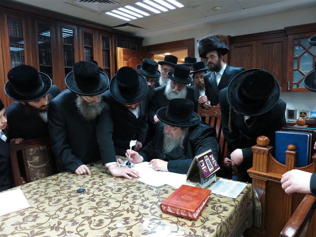 צפו: חנוכת הבית בהיכל בעלזא