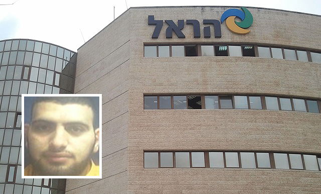 אבו סארה על רקע הבניין בו עבד