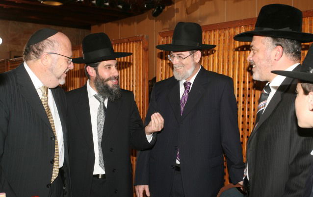 הרב שמואל פילמר (שני משמאל) עם ידידי ישיבת חברון