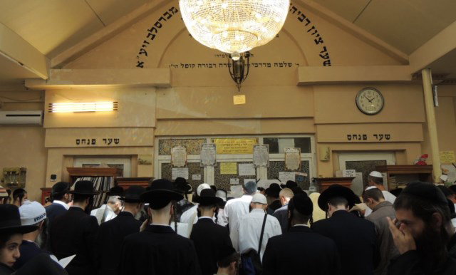 מתפללים באומן