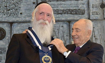 הנשיא מעניק את האות לרב גרוסמן