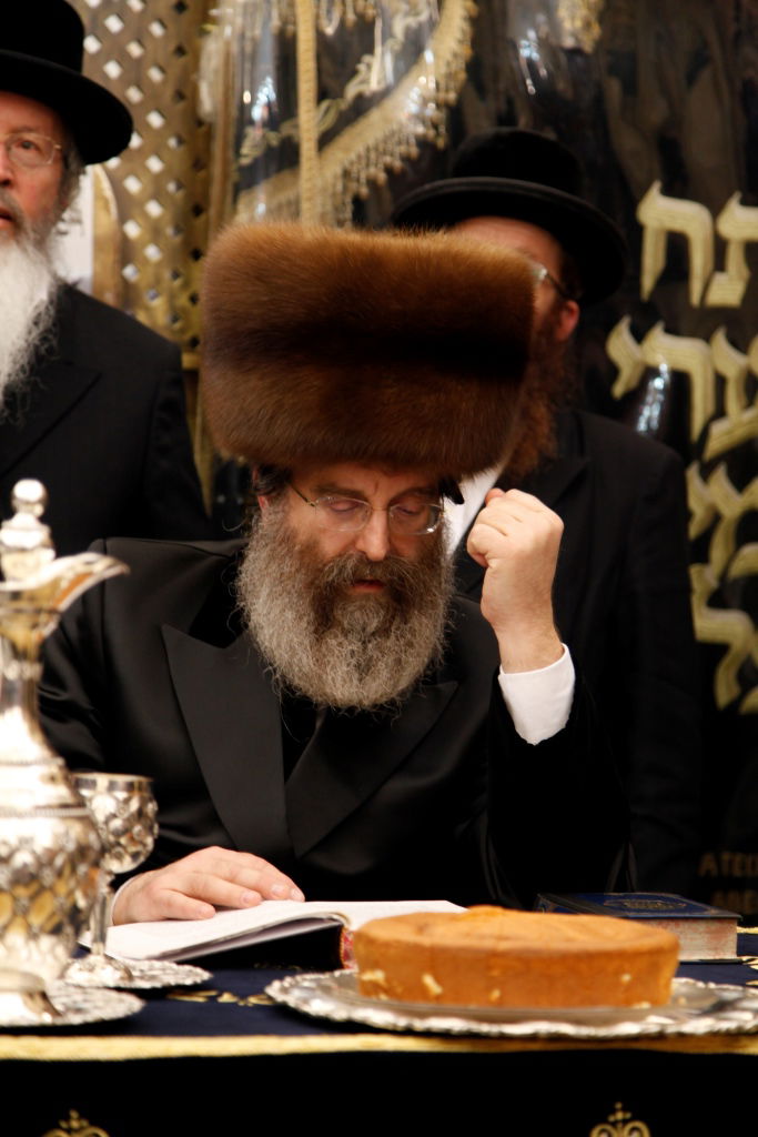 גלריה: הרבי מסאדיגורא ב"חלאקה" לנכדו במירון