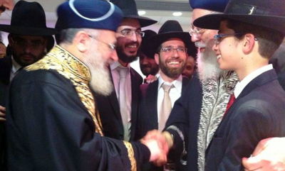 הרב עמאר והרב יצחק יוסף לוחצים ידיים, בשבוע שעבר