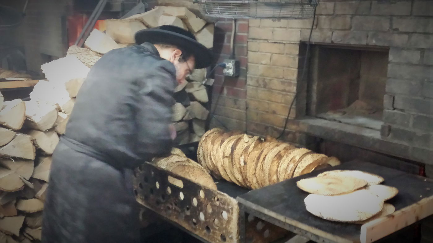 גלריה: עוד לא פורים, ב"פאפא" כבר אופים מצות