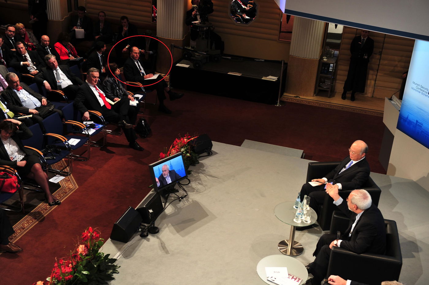 יעלון מקשיב לשר החוץ האיראני