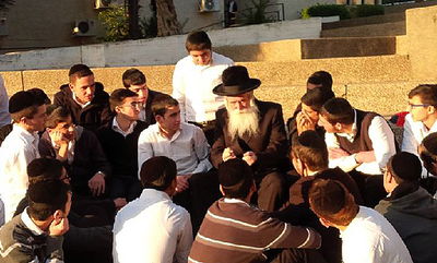 צפו: הרב יצחק דוד גרוסמן בריקוד חיזוק עם תלמידיו