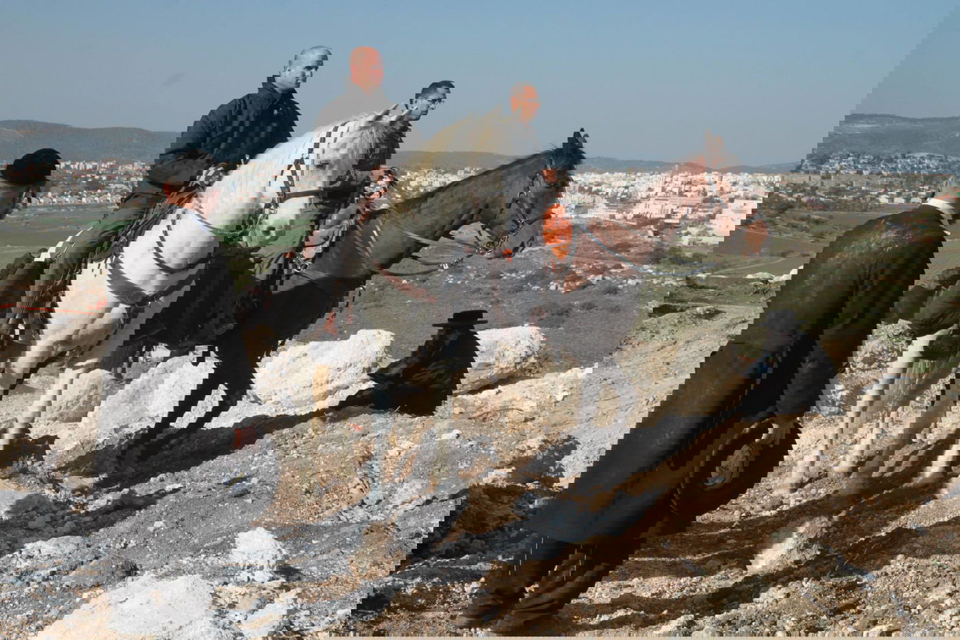 בית שמש: עשרות מחו על חילול קברים לטענתם במתחם גולובנציץ