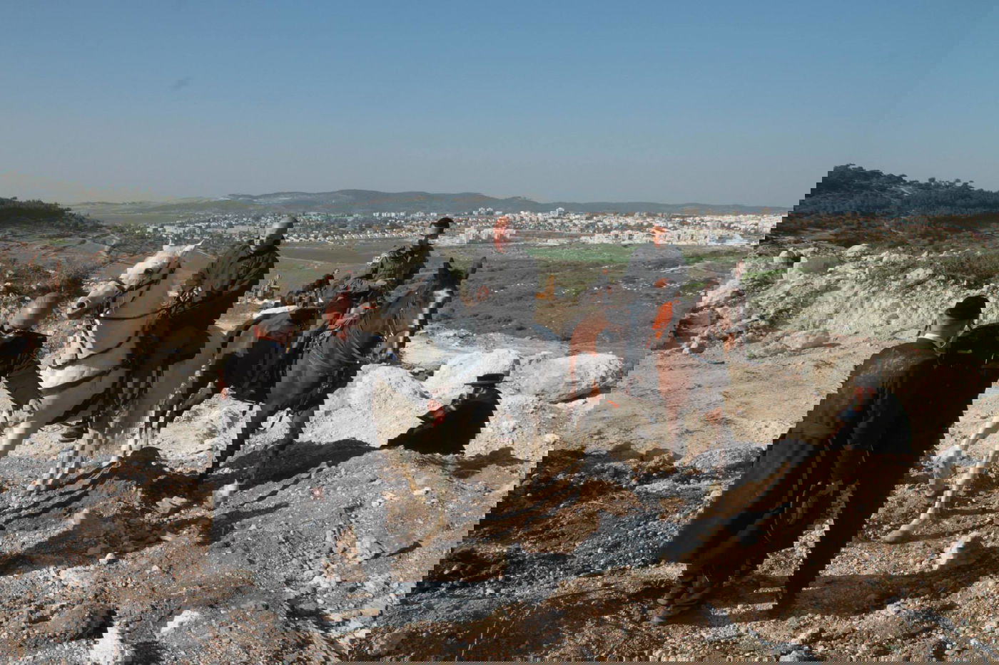 בית שמש: עשרות מחו על חילול קברים לטענתם במתחם גולובנציץ