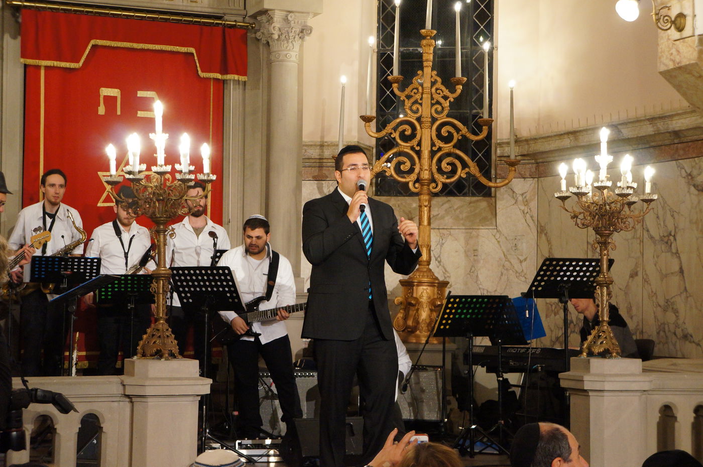 צפו בתיעוד: יוסף חיים שוואקי כבש את פריז